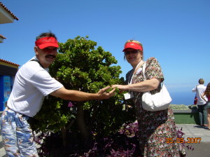 Обзорная экскурсия по Тенерифе в 2007 году. Обнимаем большое денежное дерево. Очень хорошая примета. 